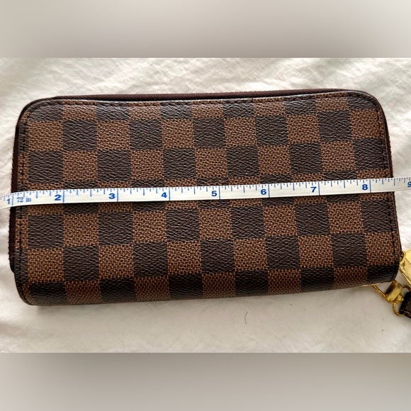 👑✅PRICE FIRM✅ Brown Large Double Zip Compartment Wristlet Wallet. - Picture 14 of 17